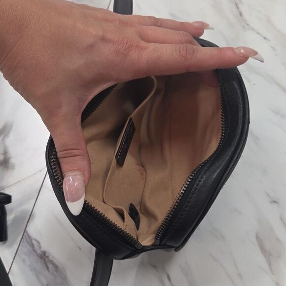 Gucci Black Leather Belt with Gold Accent - Picture 13 of 15